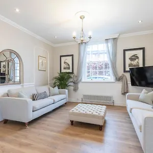 beautiful-4-bedroom-home.tophotelsbath.com/